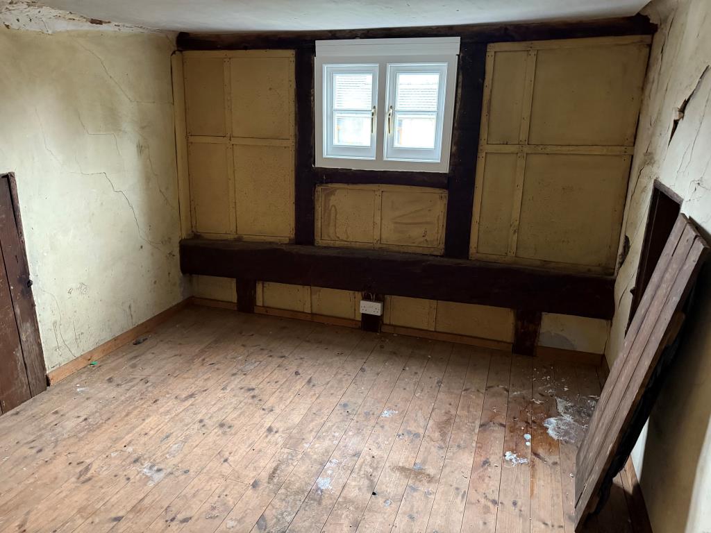 Lot: 145 - PERIOD DETACHED COTTAGE WITH GARAGE AND GARDENS IN NEED OF UPDATING - Bedroom five
